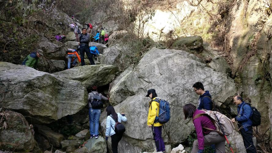 如何在铁山寺国家森林公园进行户外探险活动